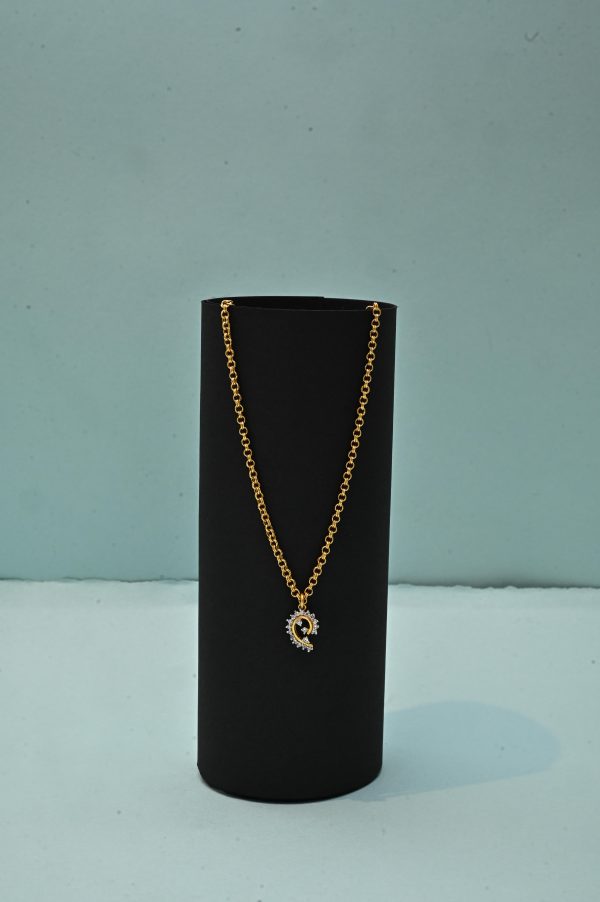 Chain Necklace with Diamond-Studded Floral Pendant Dokiya