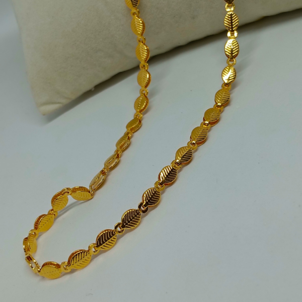 Elegant Leaf-Shaped Short Chain
