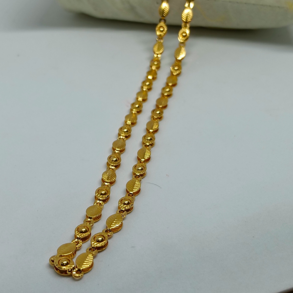 Short Elegant Leaf-Shaped Chain