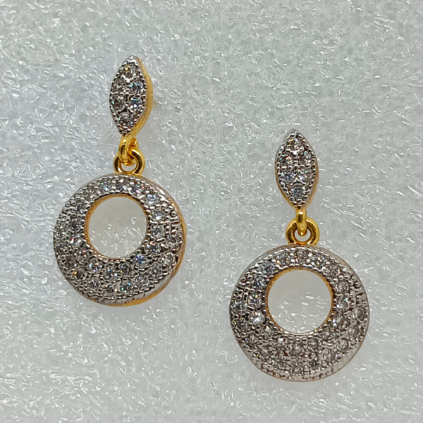 Chic Drop Earrings with Timeless Appeal